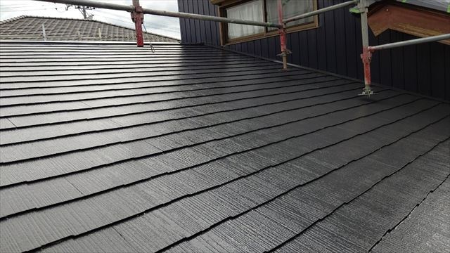 屋根の中塗り塗装です