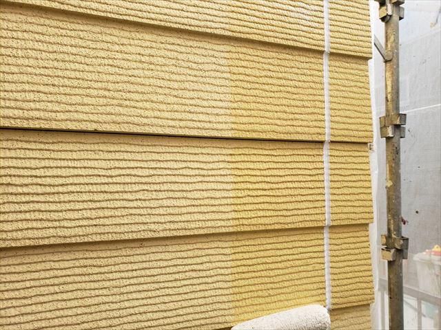 外壁の下塗り1回目です