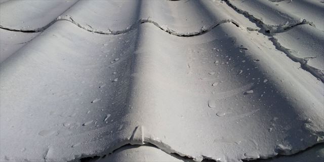 屋根の下塗りです。