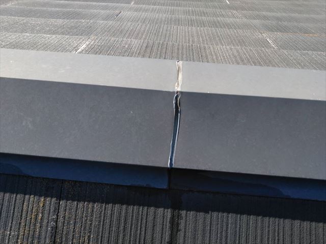 屋根の棟板金の亀裂です