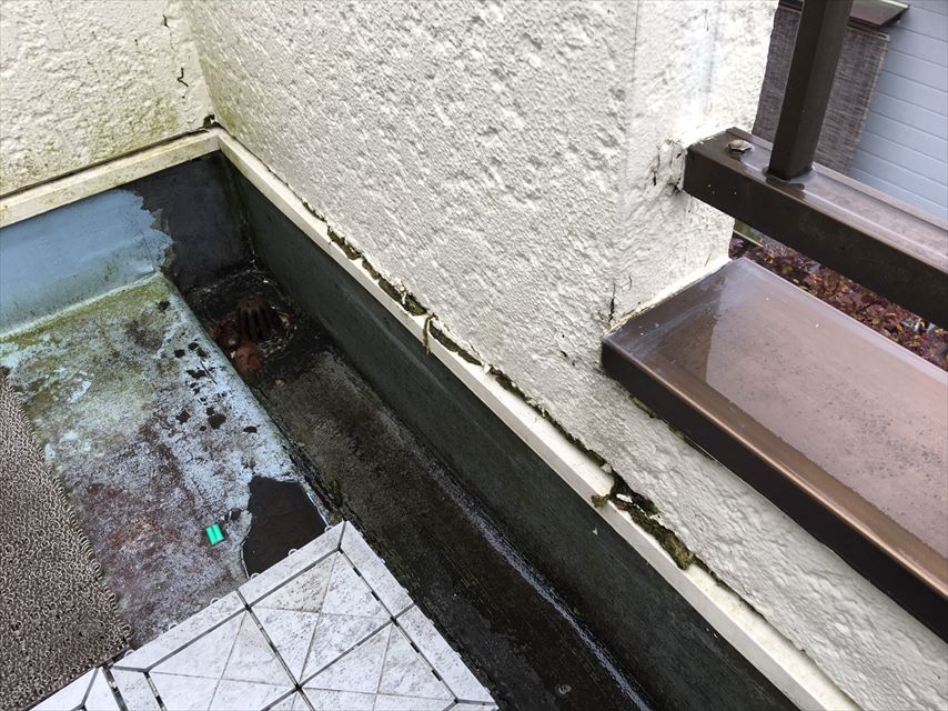 ベランダ 凹んだ部分の隙間から雨侵入