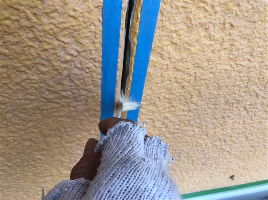 専用プライマーを塗布します