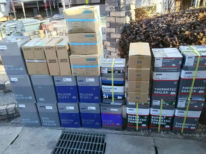 土岐市で屋根が傷んでいるので、2回目の下塗りをしました。