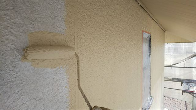外壁の中塗り塗装です