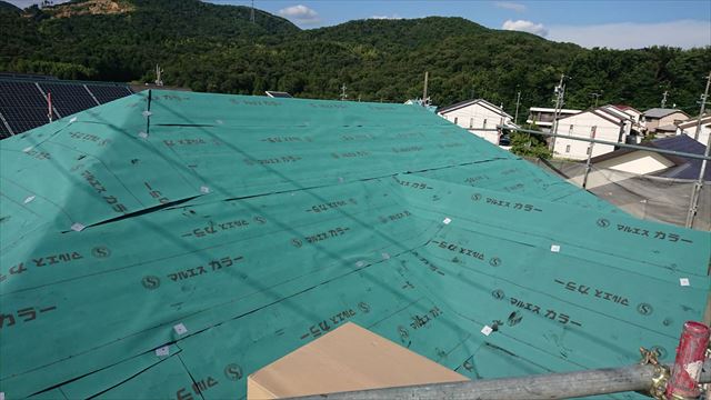 屋根にルーフィングはり