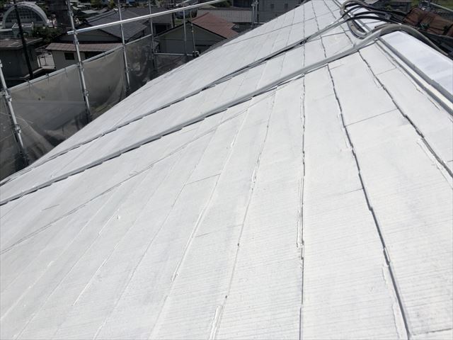 屋根の下塗り２回目です