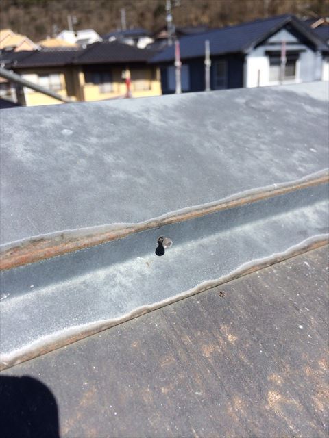 多治見市で屋根の棟の板金を止める釘を打ち、コーキング処理した