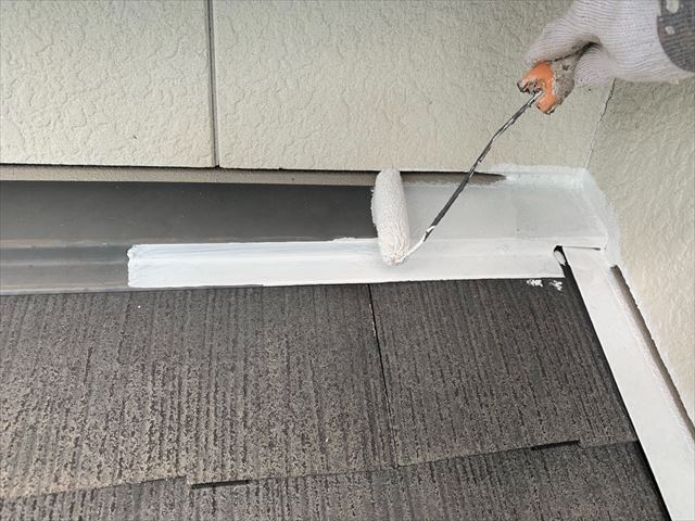 恵那市で屋根の板金部分の下塗り塗装を行いました