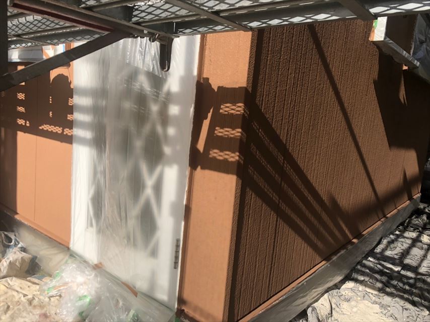 外壁の上塗り塗装です