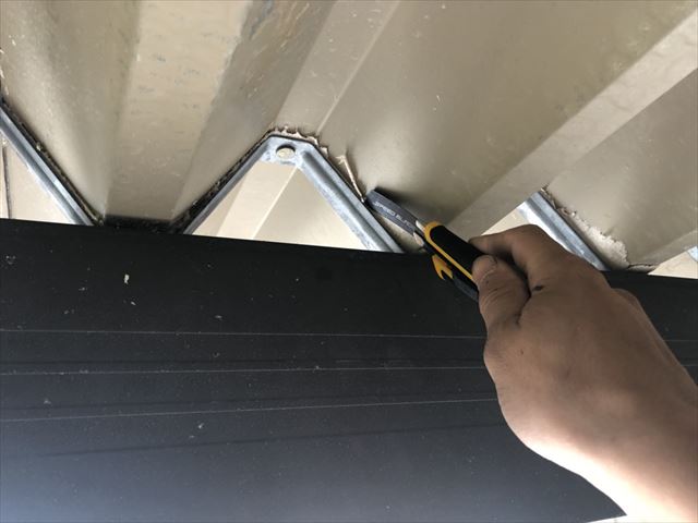 中津川市福岡町で折半屋根のケレン作業を行ないました。