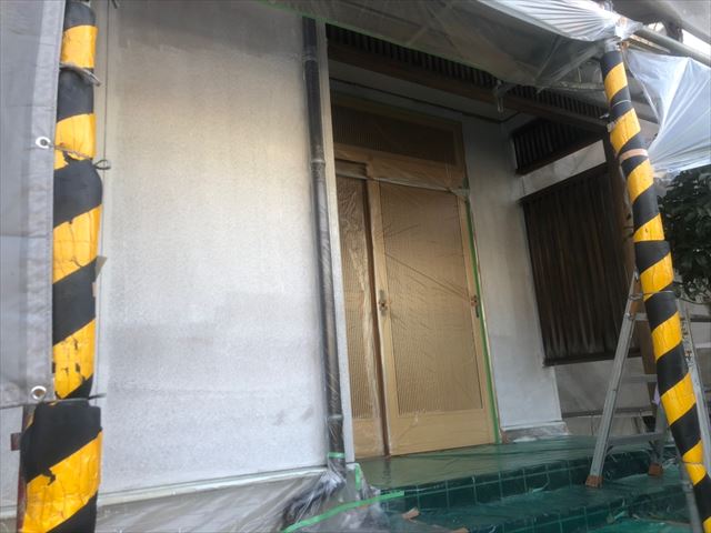 外壁の下塗り塗装です