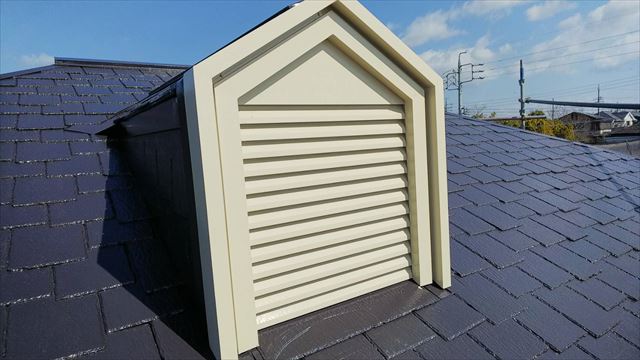屋根の換気口の塗装です