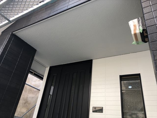 玄関天井の塗装です