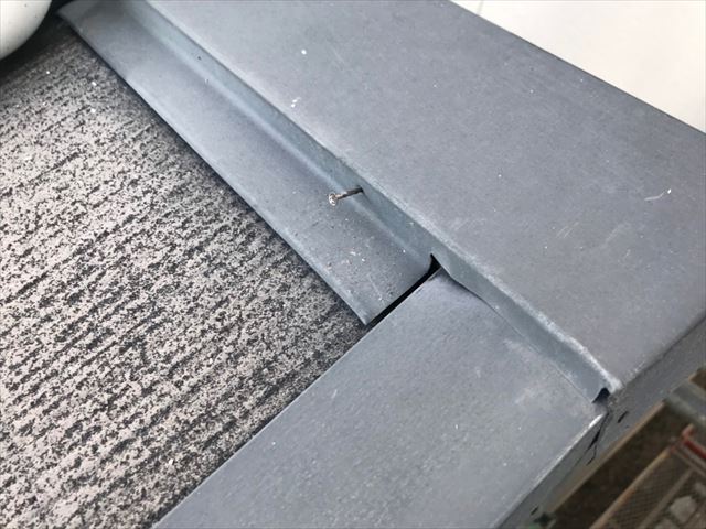 瑞浪市で屋根の棟板金の飛び出た釘の打ち込みです