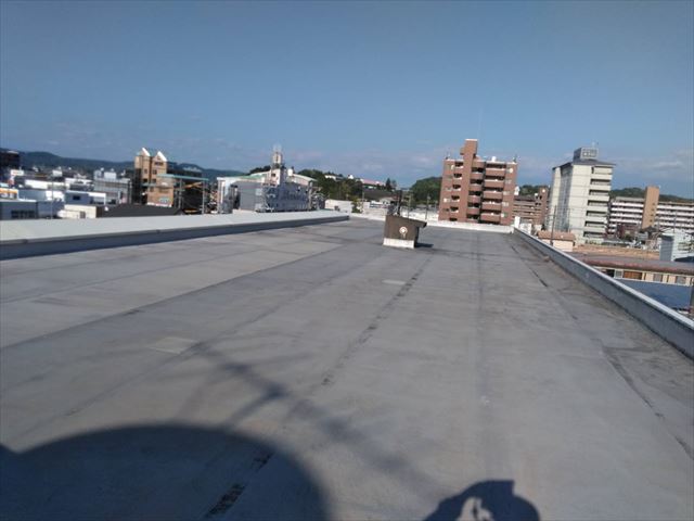 沢山のお店が入っている屋上の防水の現場調査を可児市で行いました。