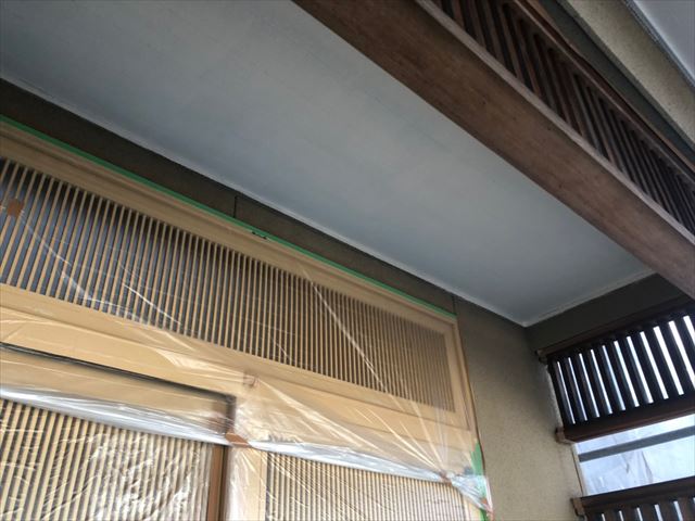 軒天の塗装です