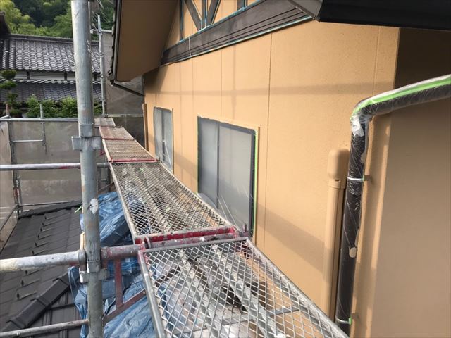 外壁の上塗り塗装です