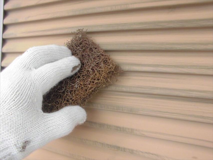 土岐市で雨戸のケレン作業から塗り替えまでして、ピカピカです。