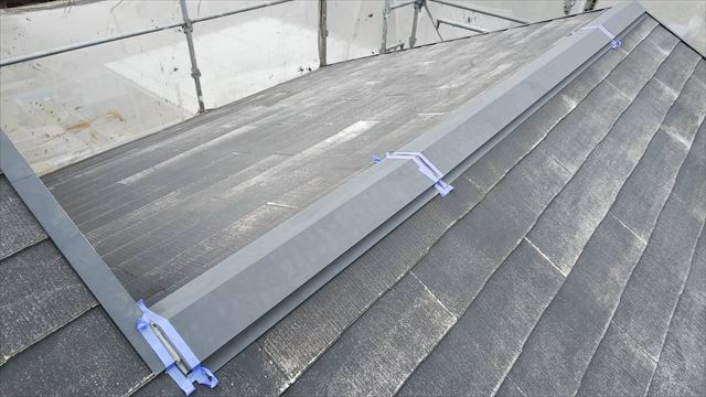 屋根の棟板金のコーキング補修