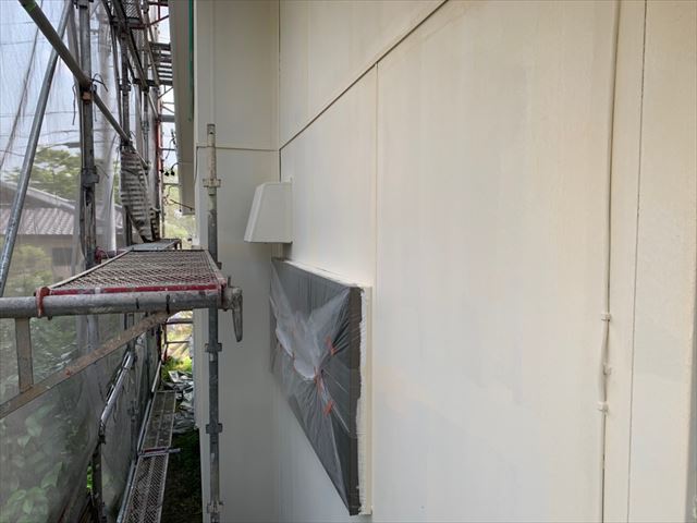 外壁の中塗り塗装です