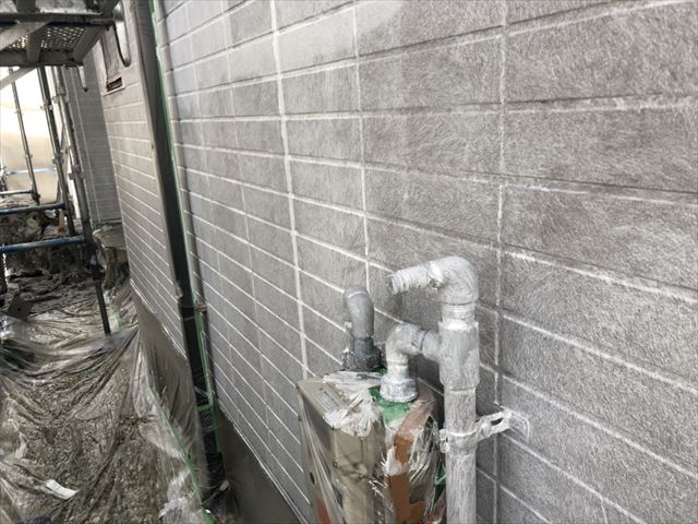 外壁下塗り1回目です