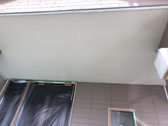 軒天の下塗り塗装です。