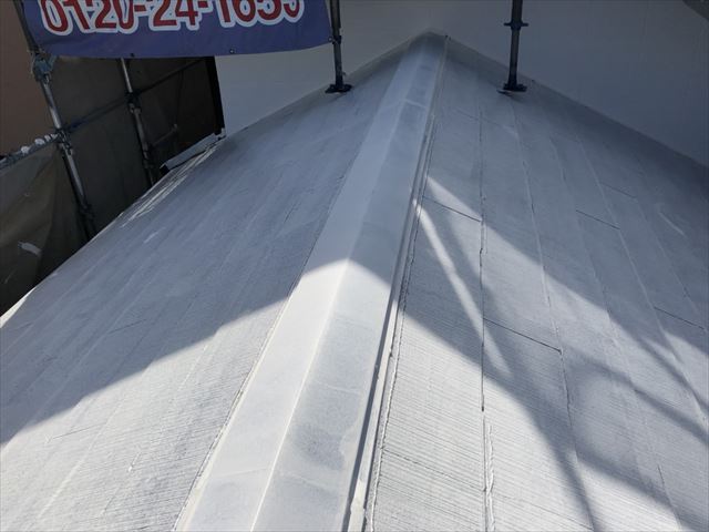 屋根の下塗り１回目です