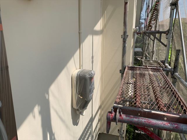 外壁の中塗り塗装です