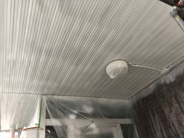 軒天の塗装です