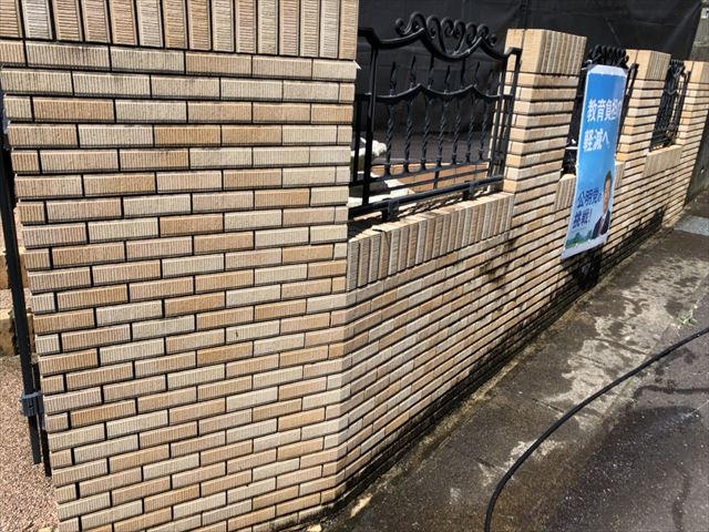 塀の洗浄です