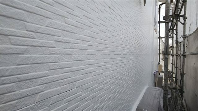 外壁の中塗り塗装です