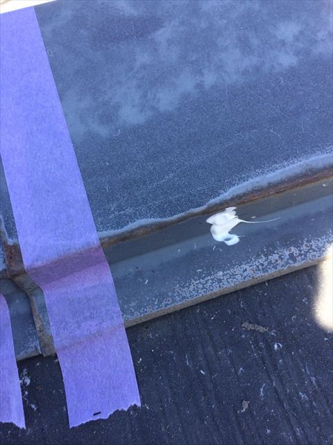 多治見市で屋根の板金と、瓦のひびにコーキングを打ちました。