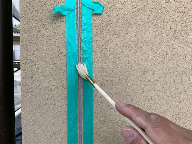 専用プライマーを塗布します
