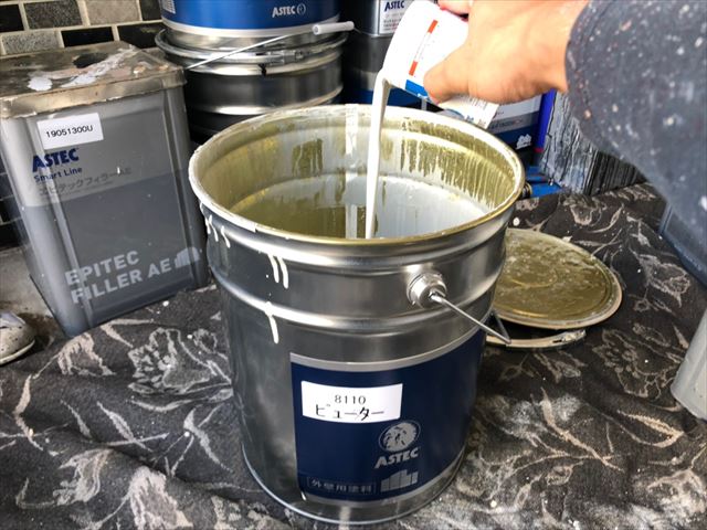 上塗り缶に防カビ剤投入