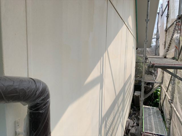 外壁の中塗り塗装です