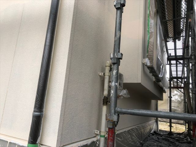 外壁の中塗り塗装、完了です
