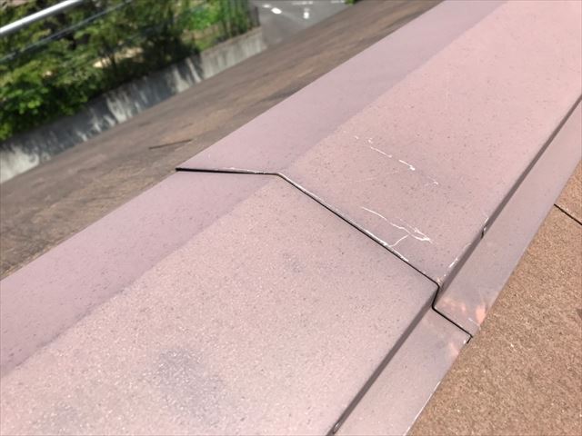 屋根棟板金の隙間です