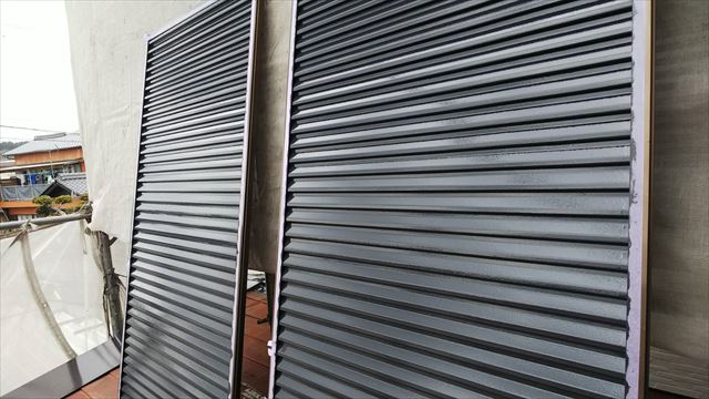 雨戸の塗装です