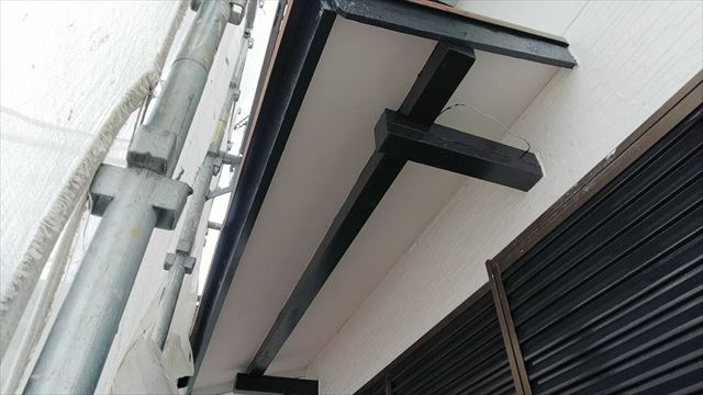 土岐市下石町で、マックスシールドシリコン塗料で雨戸塗装です