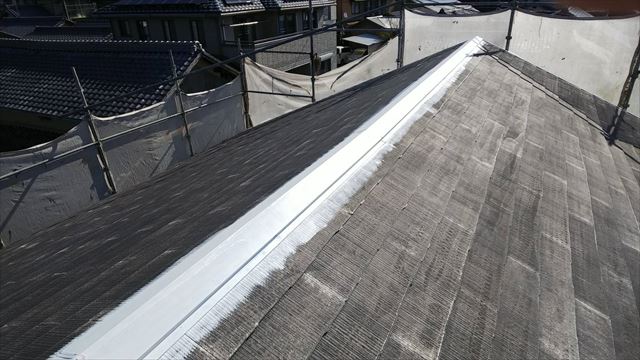 土岐市下石町で、サーモテックシーラーで屋根の下塗り塗装です。