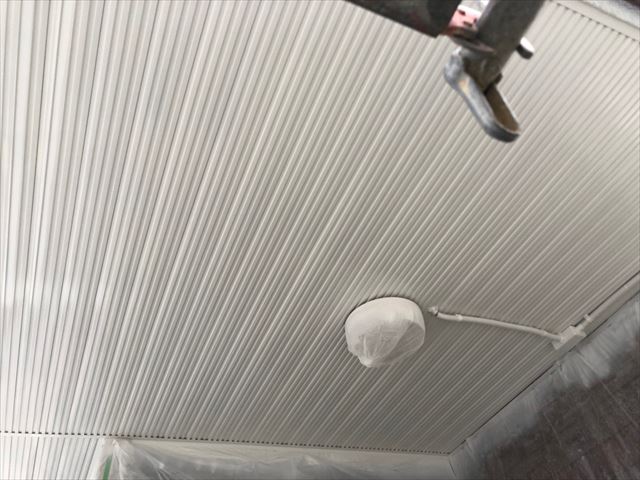 軒天の塗装です