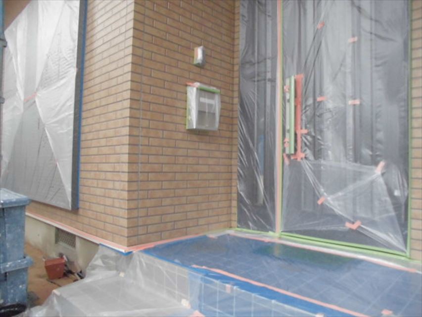 可児市で窓などに養生をし軒天の塗り替え、外壁下塗りをしました