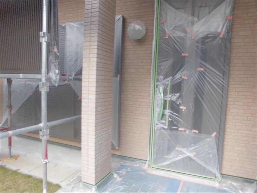 土岐市で玄関ドアなどに養生をし、ひびにコーキングを打ちました