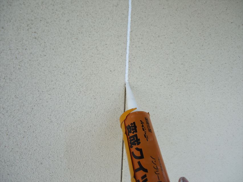 可児市で外壁や窓周りのひびにコーキングを打ちました。