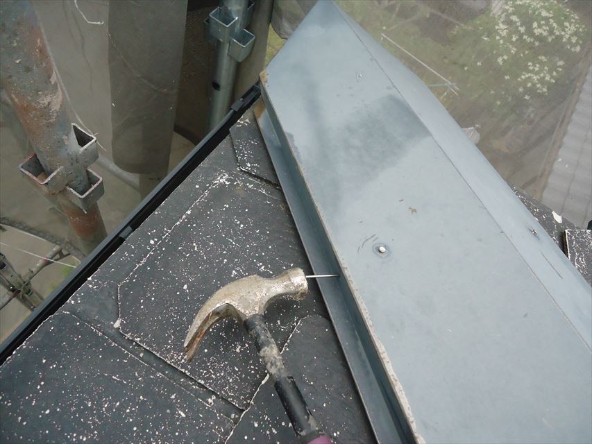 土岐市で屋根の板金と、瓦のひびにコーキングを打ちました。