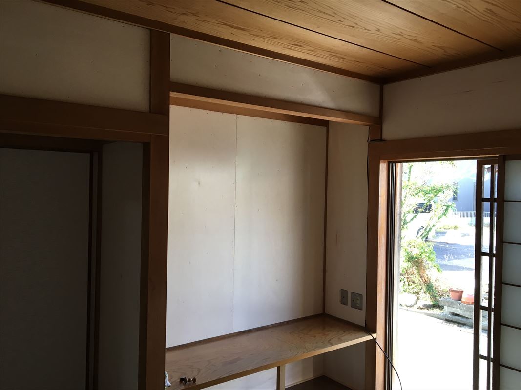 土岐市にて和室のリフォームと窓枠、ドア枠の塗装をしています。