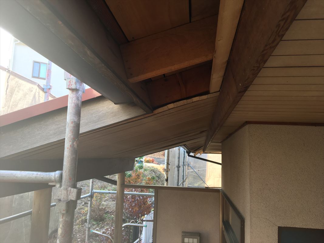 土岐市にて木目の軒天井の張り替えです。大工さんが頑張りました！