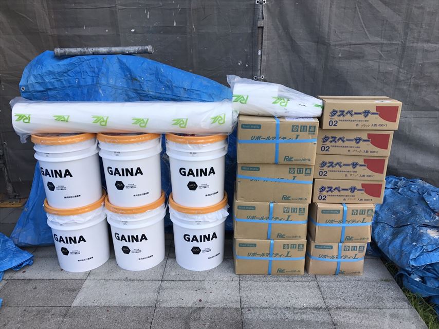 土岐市でベランダ床の防水工事でプライマーと防水材を塗りました