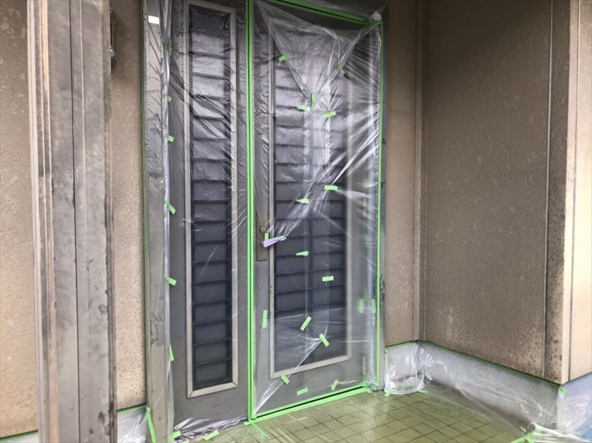 多治見市で玄関ドアや雨戸、窓に養生をしました。