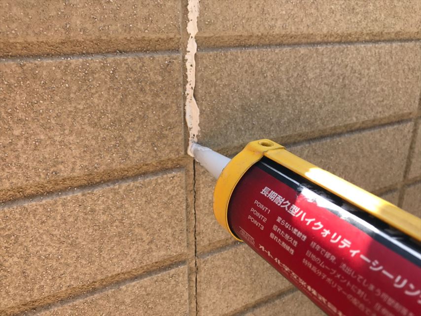 土岐市で外壁の長いヒビにコーキングを打ち、下塗りをしました。